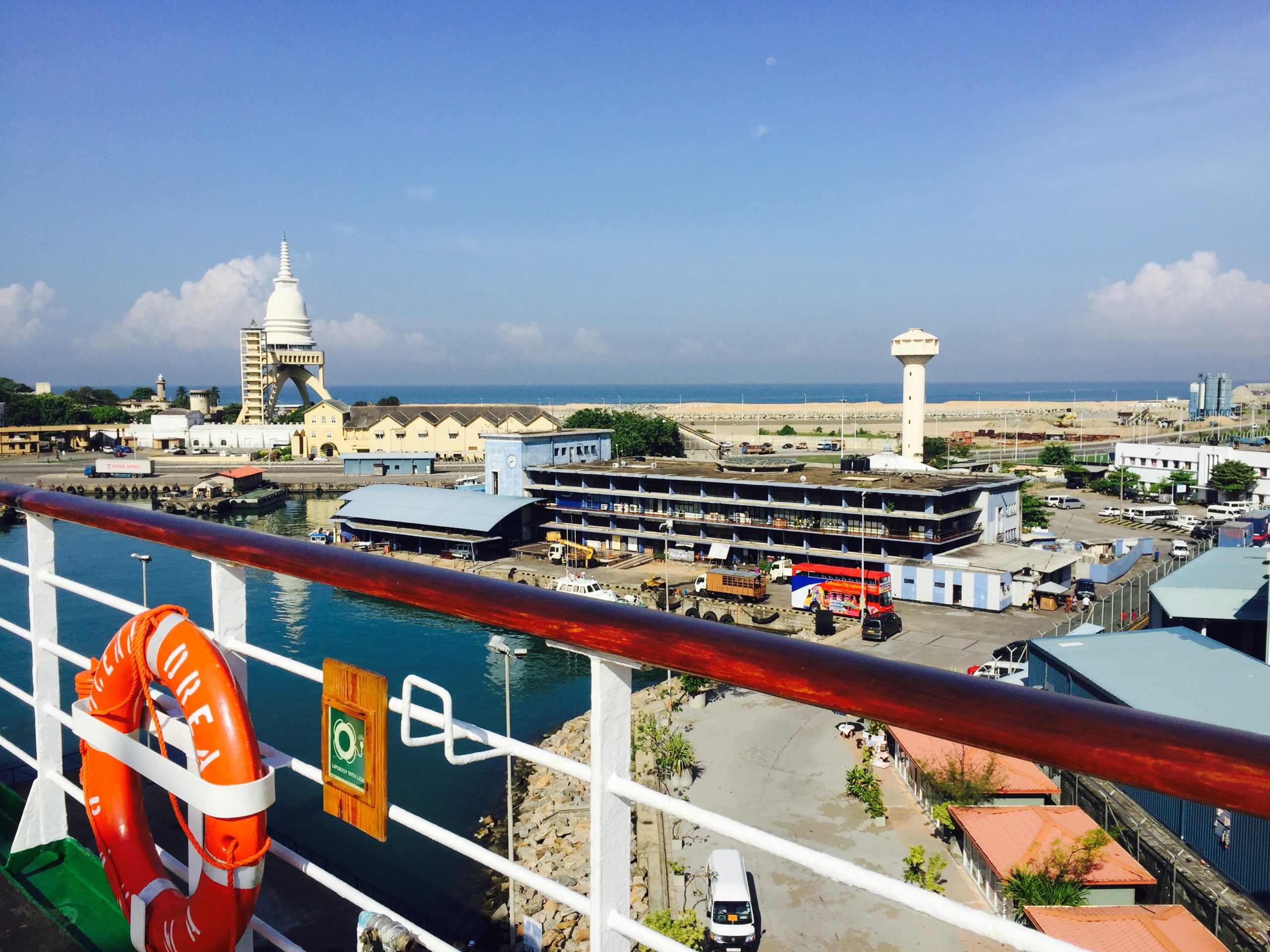 船から見たスリランカのコロンボの港