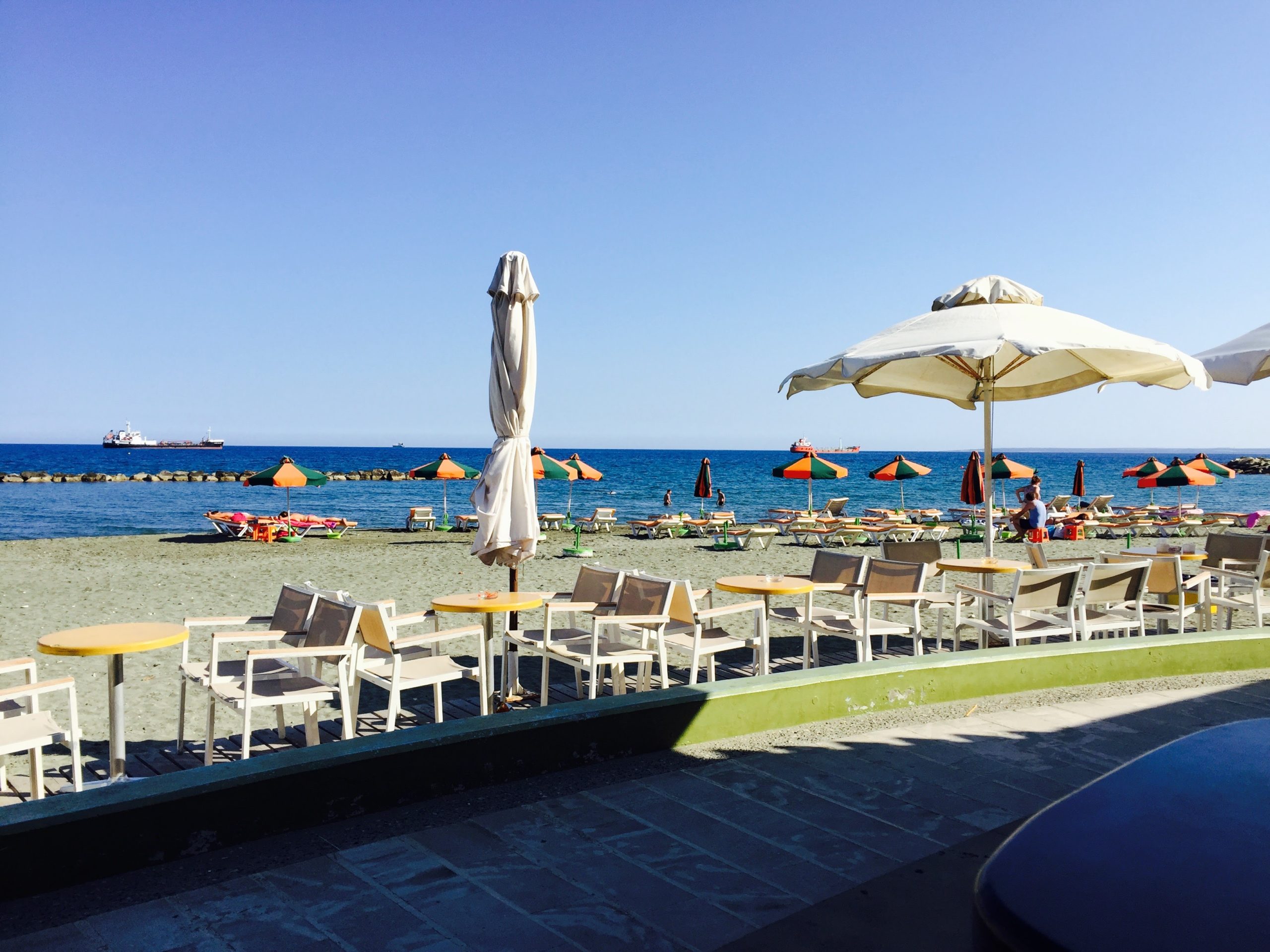 キプロスの海辺にあるジュース屋さんのテラスから見た砂浜