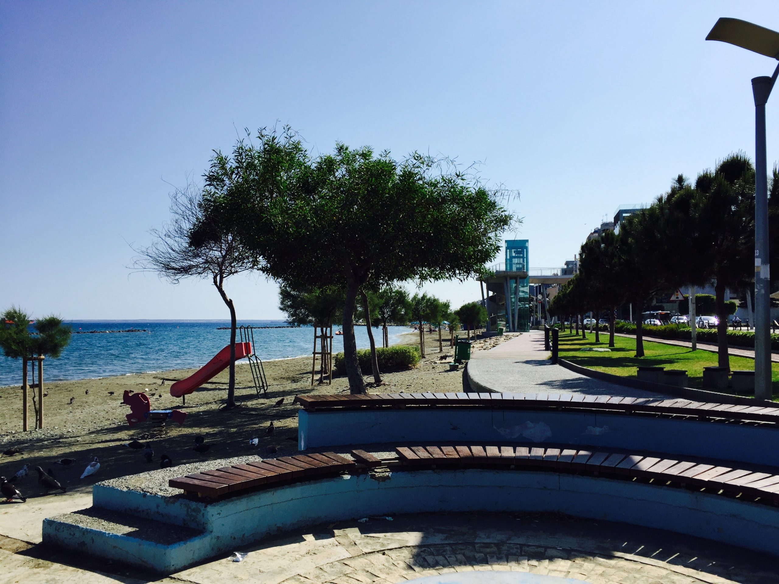 キプロスの海と砂浜にある公園