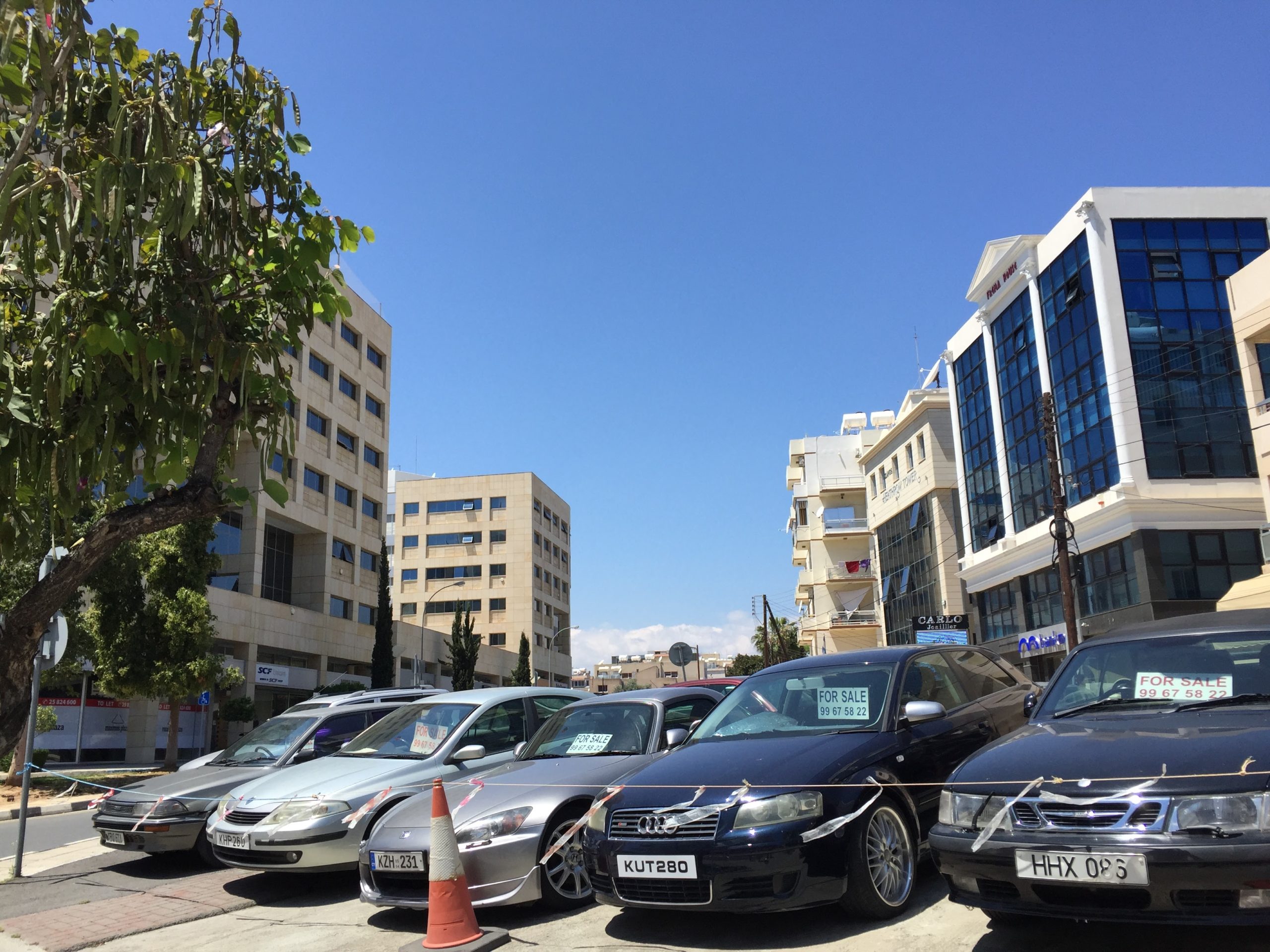 キプロスの青空と車