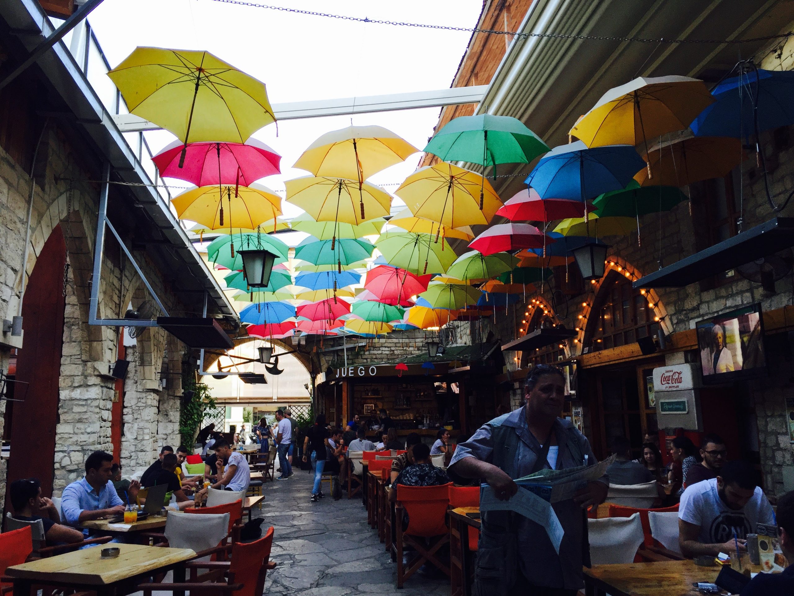 色とりどりの傘が吊るしてあるキプロスのレストラン