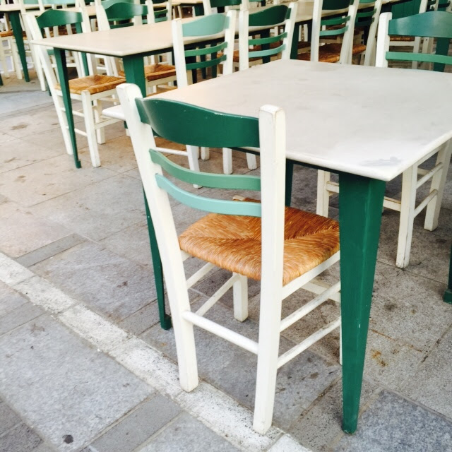白を基調とした緑のグラデーションのキプロスのレストランの椅子