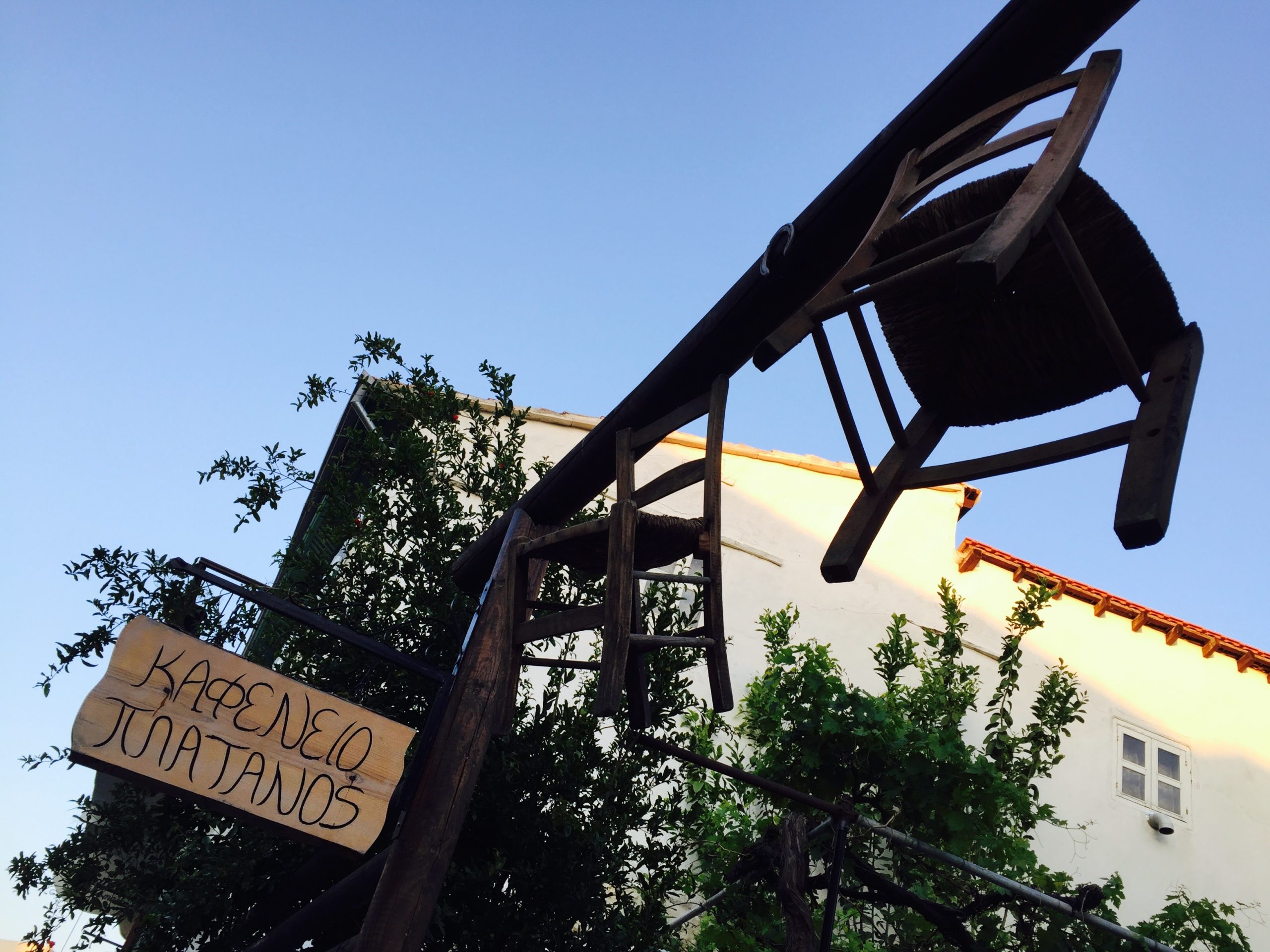 入り口に椅子が吊るしてあるキプロスのレストラン