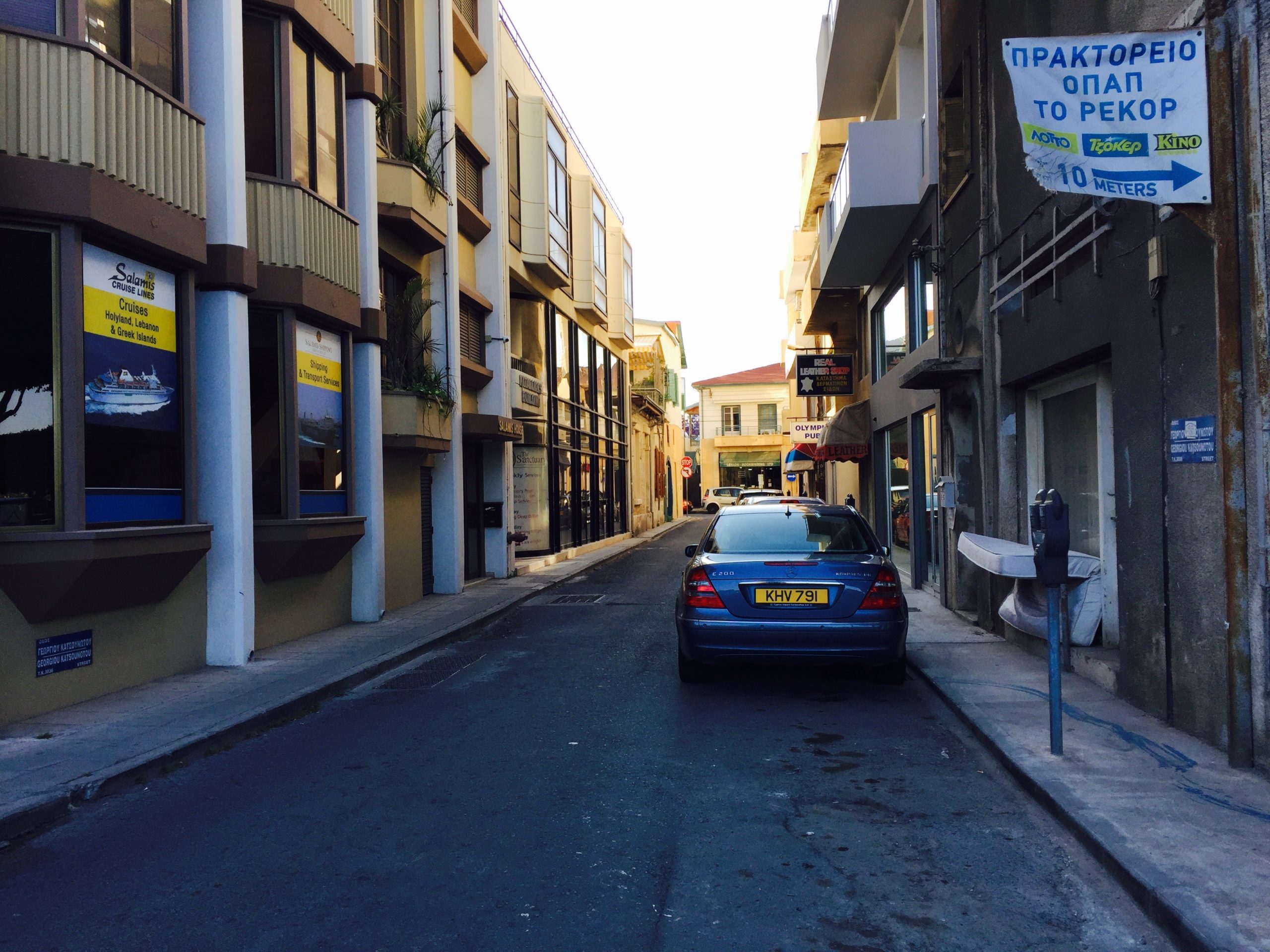 キプロスの街の人通りの少ない裏通り