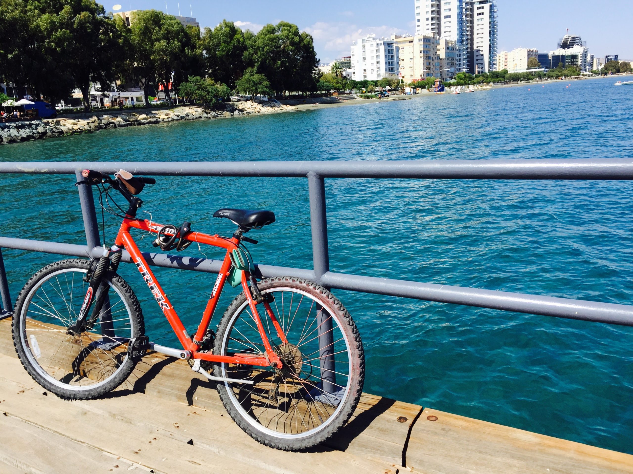 キプロスの海と赤い自転車