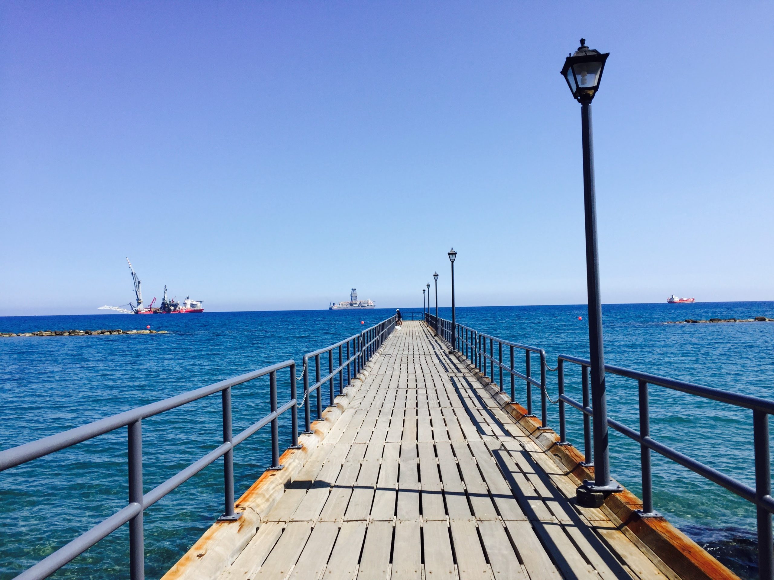 キプロスの海の上の道