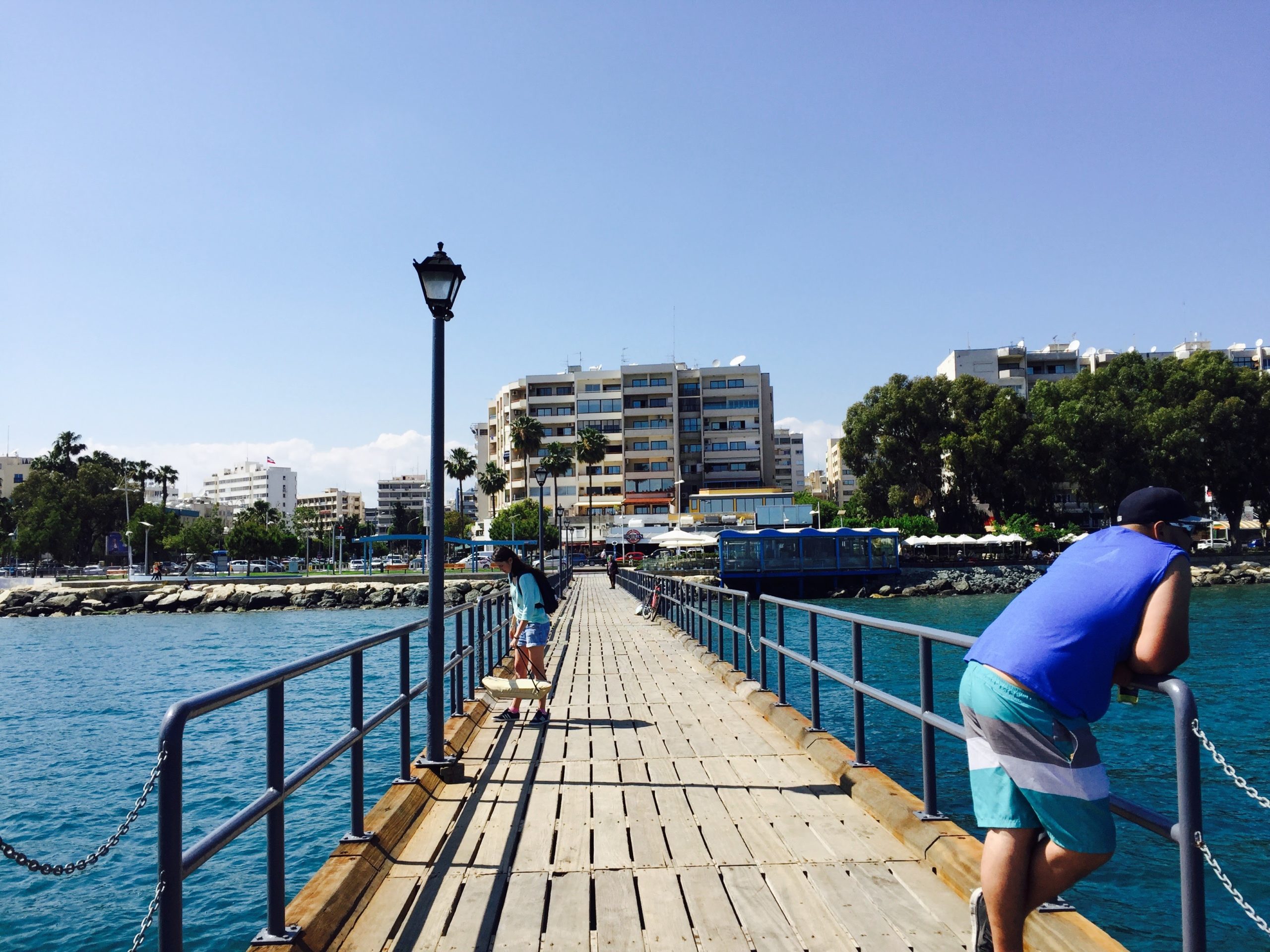 キプロスの海の上の道と青空