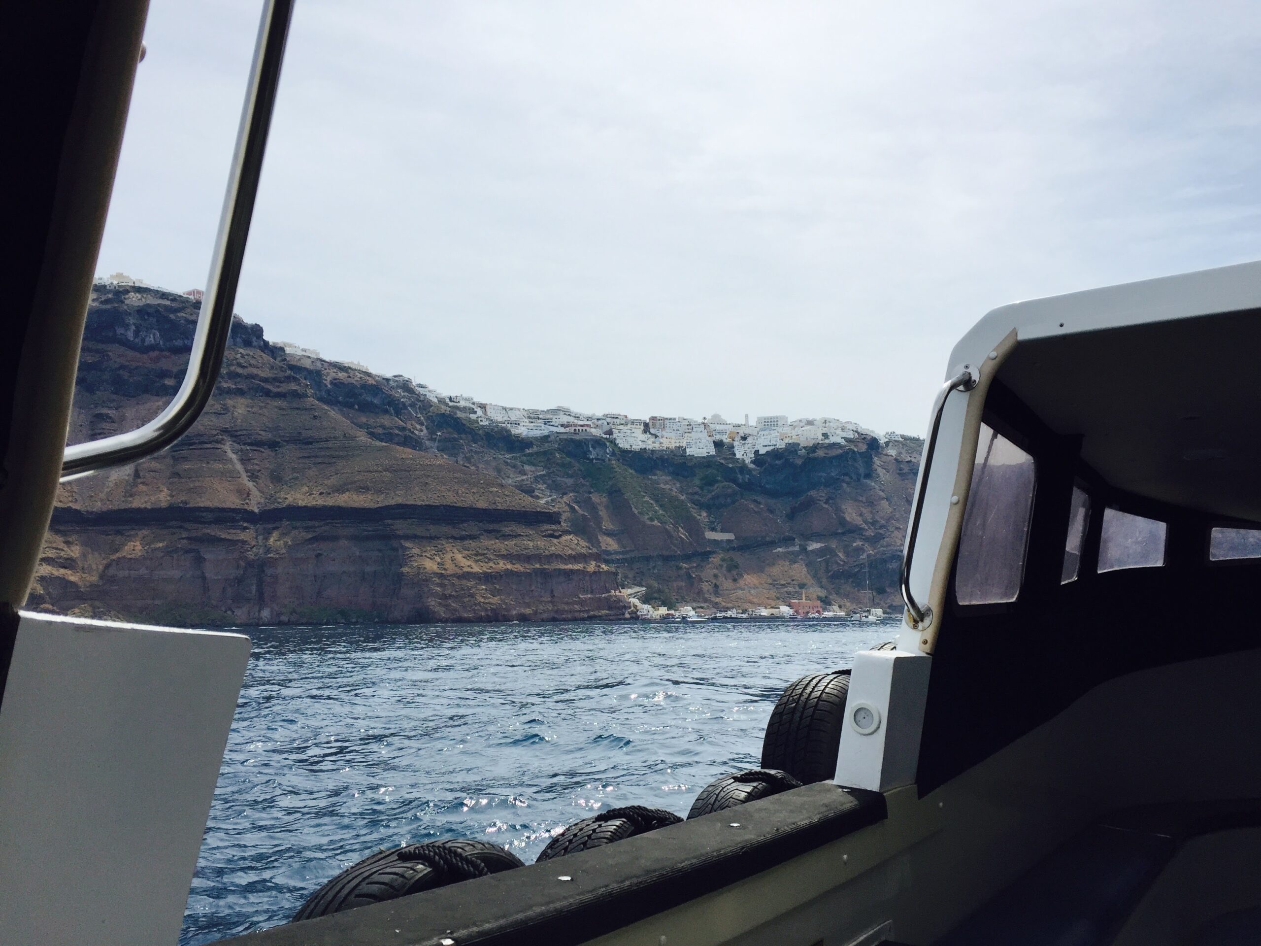 テンダーボートから見たサントリーニ島