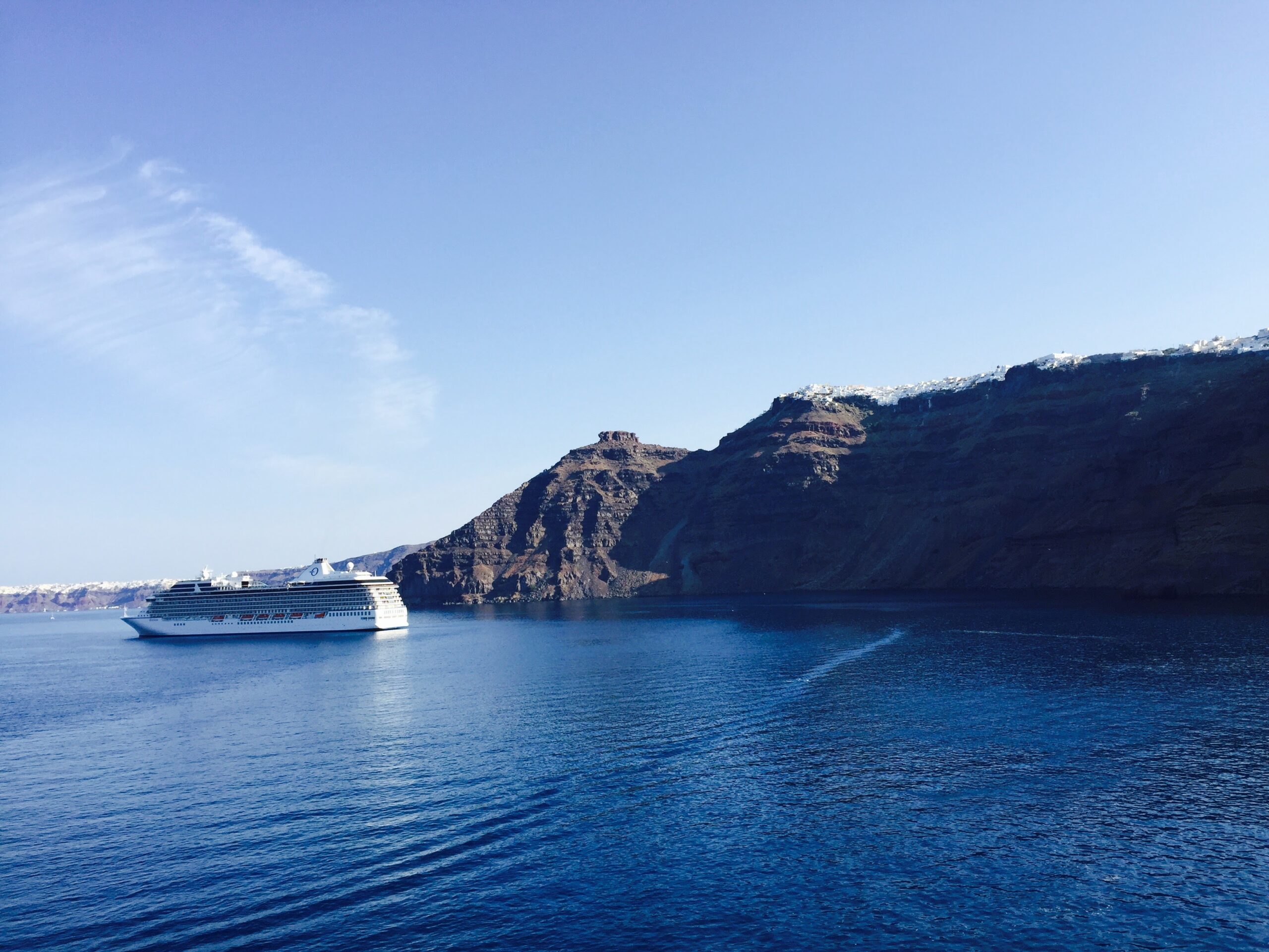 デッキから見るサントリーニ島周辺の海と船