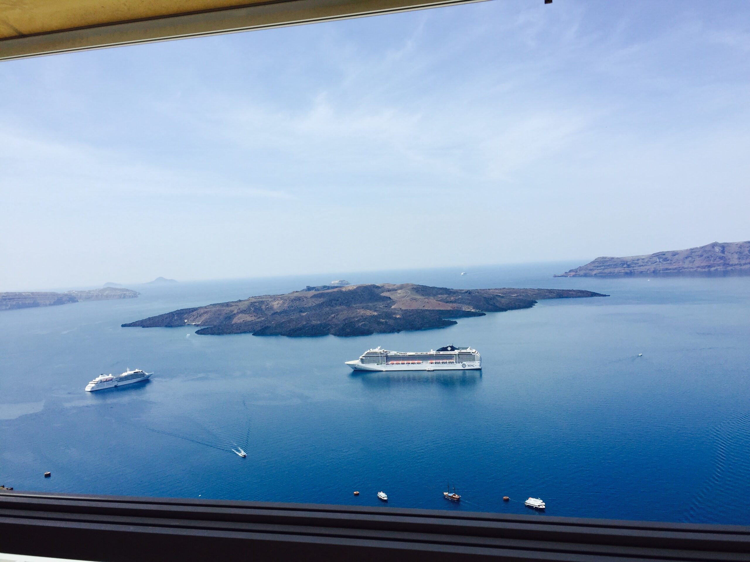 サントリーニ島のフィラの街のレストランから見た青い海