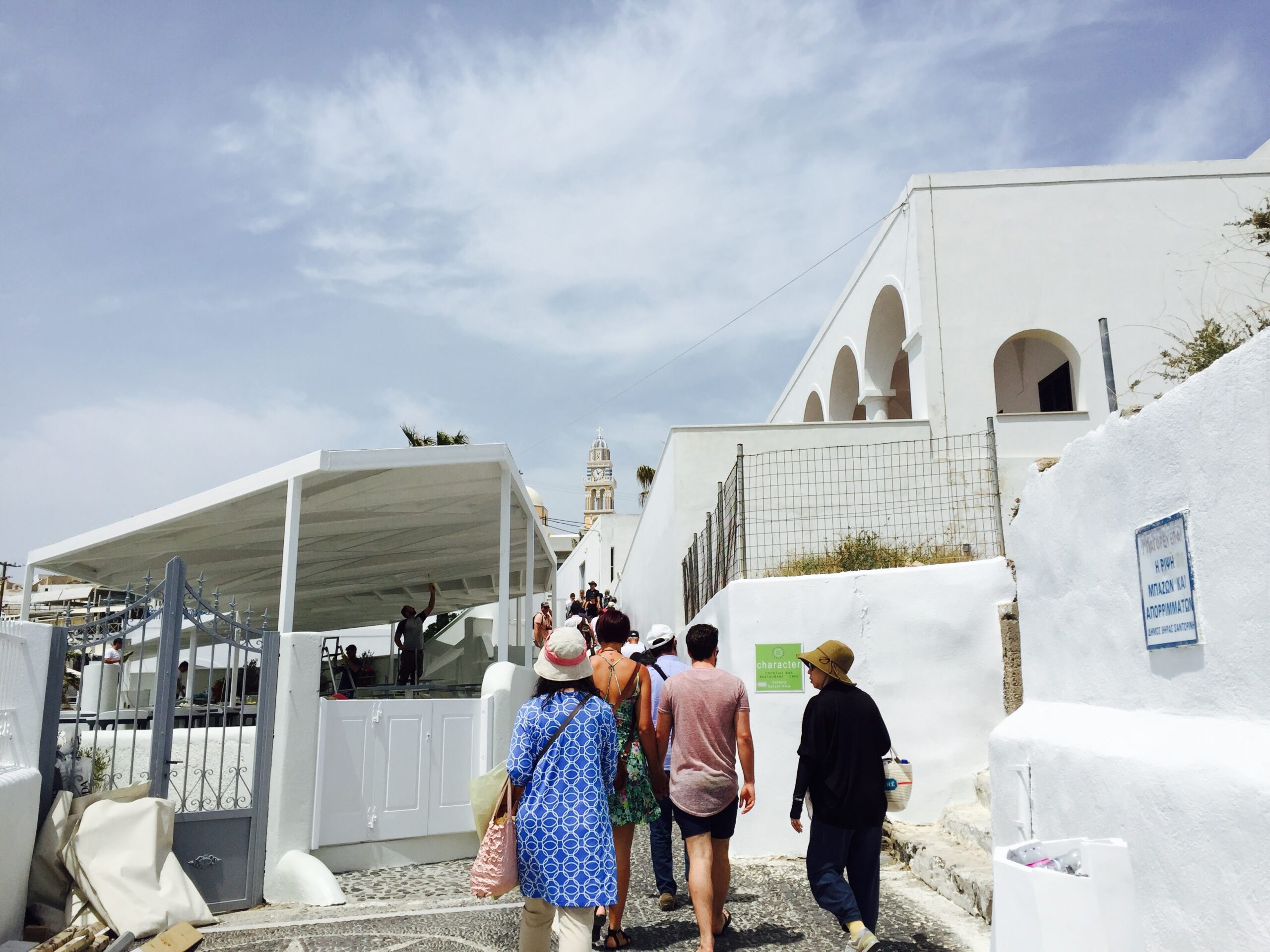 サントリーニ島のフィラの街の白い建物と観光客